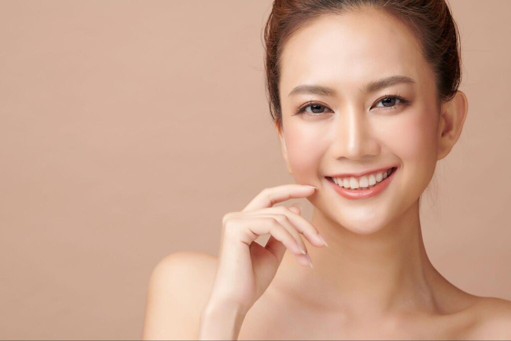 こちらに向かって微笑む女性