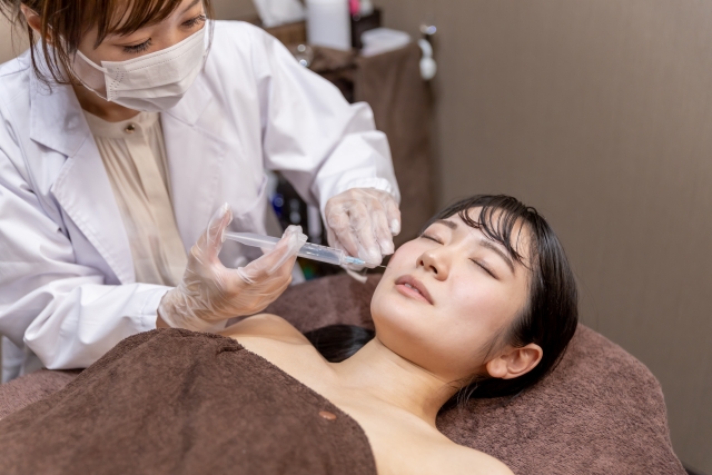 注入治療を受ける女性