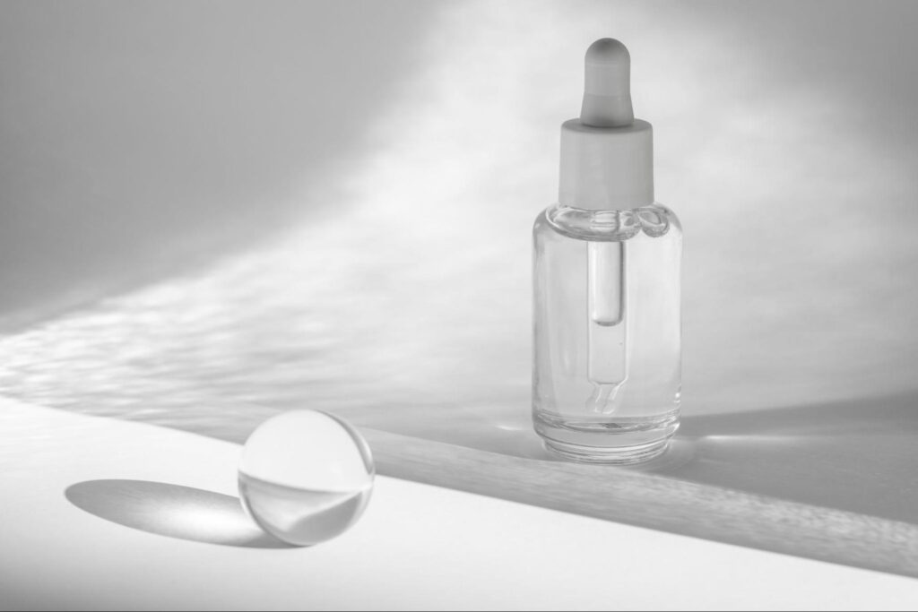 美容液と透明の玉