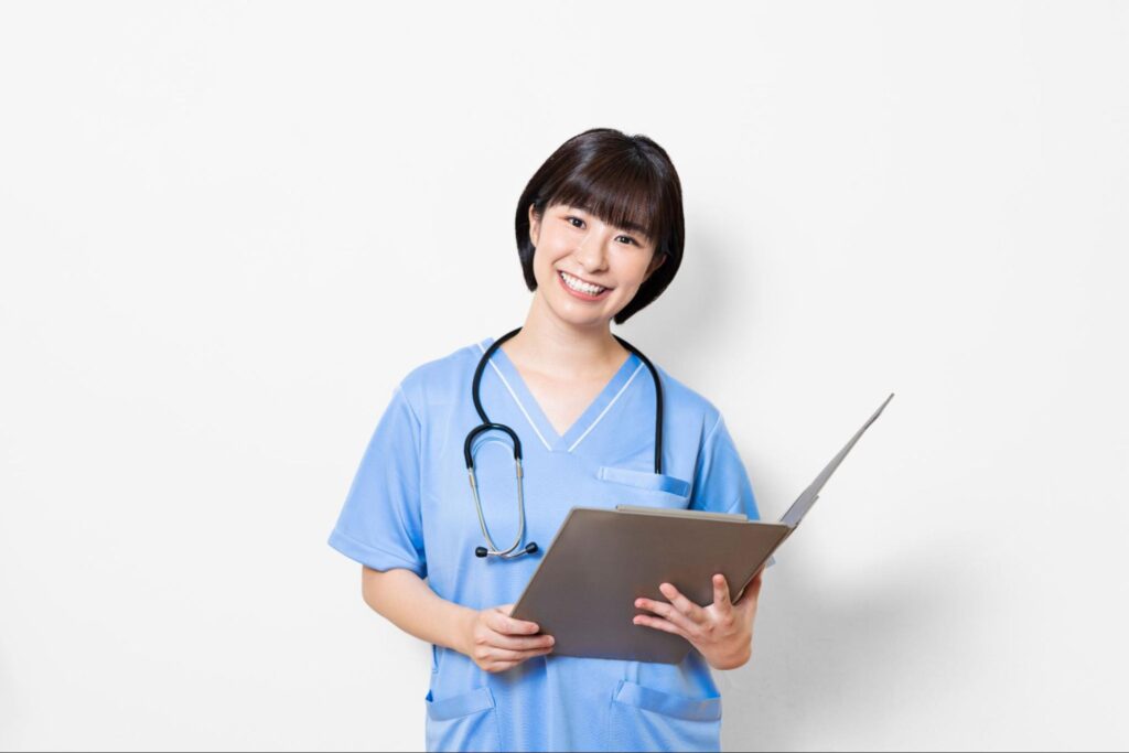 笑顔で問診表を持つ医師