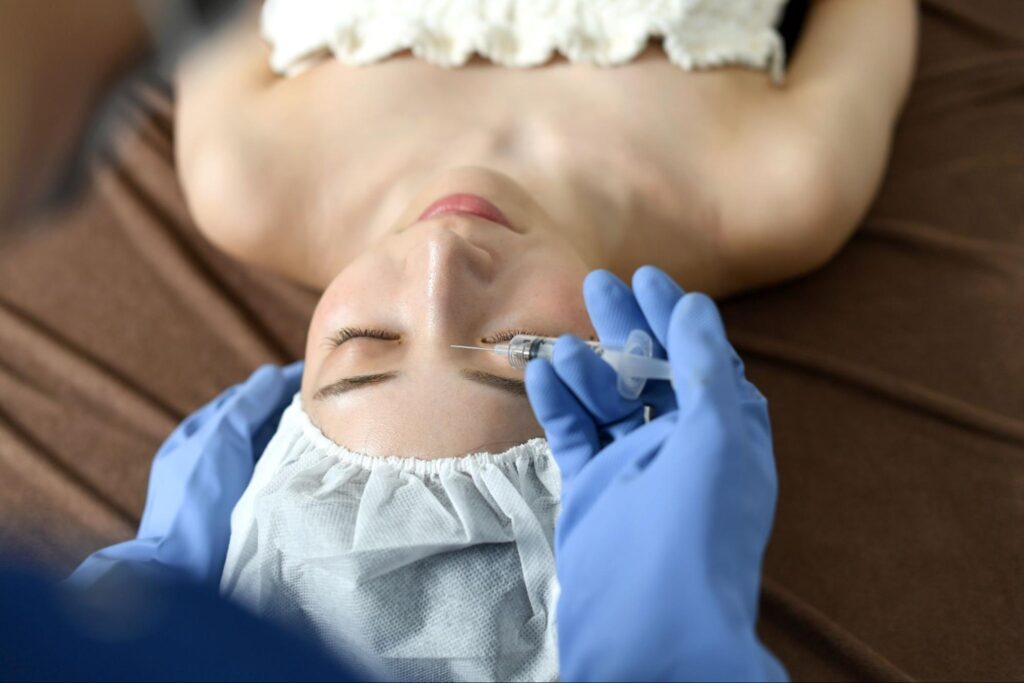 プルリアルの施術を受ける女性