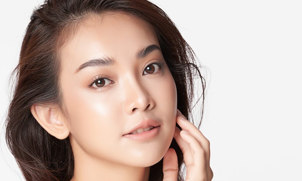 頬に手を添える女性