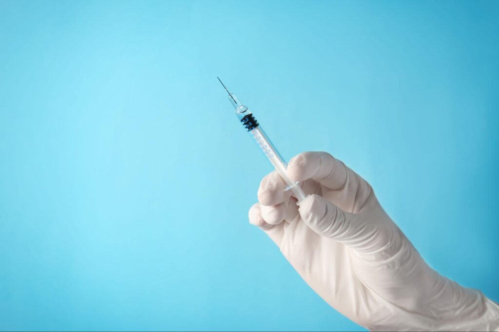 注射器を持つ手