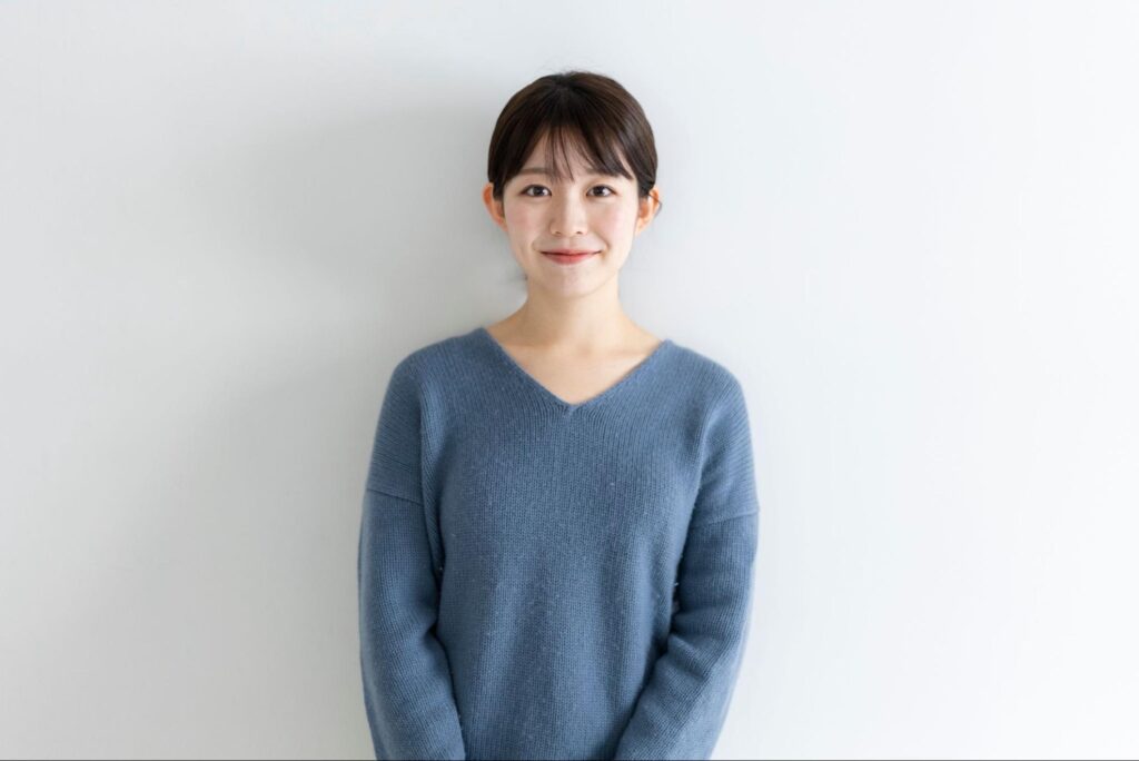 正面を向いて微笑む女性
