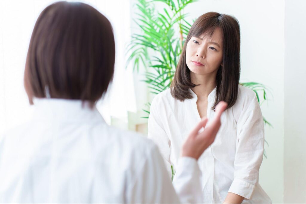 医師の話を聞く患者