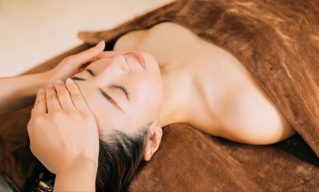 施術を受ける女性