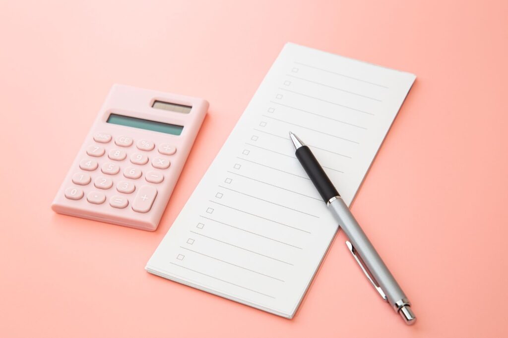 電卓とメモ帳とペン