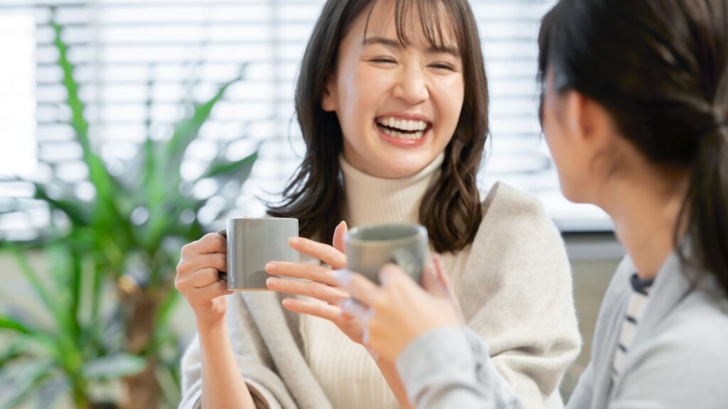 マグカップを持って談笑する女性たち