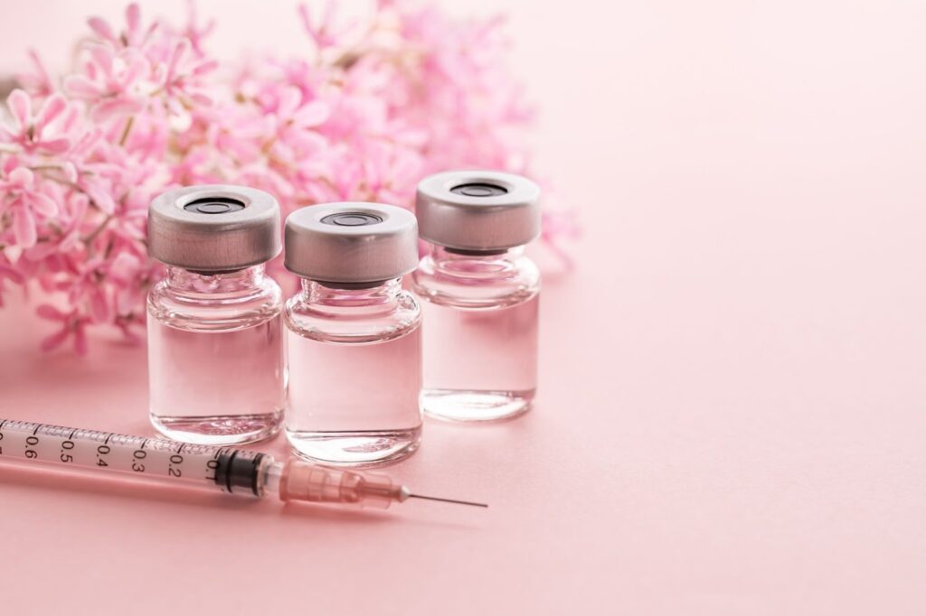 注射器とアンプルと花