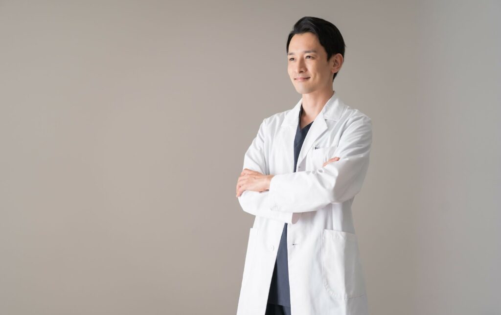 腕を組んで微笑む医師