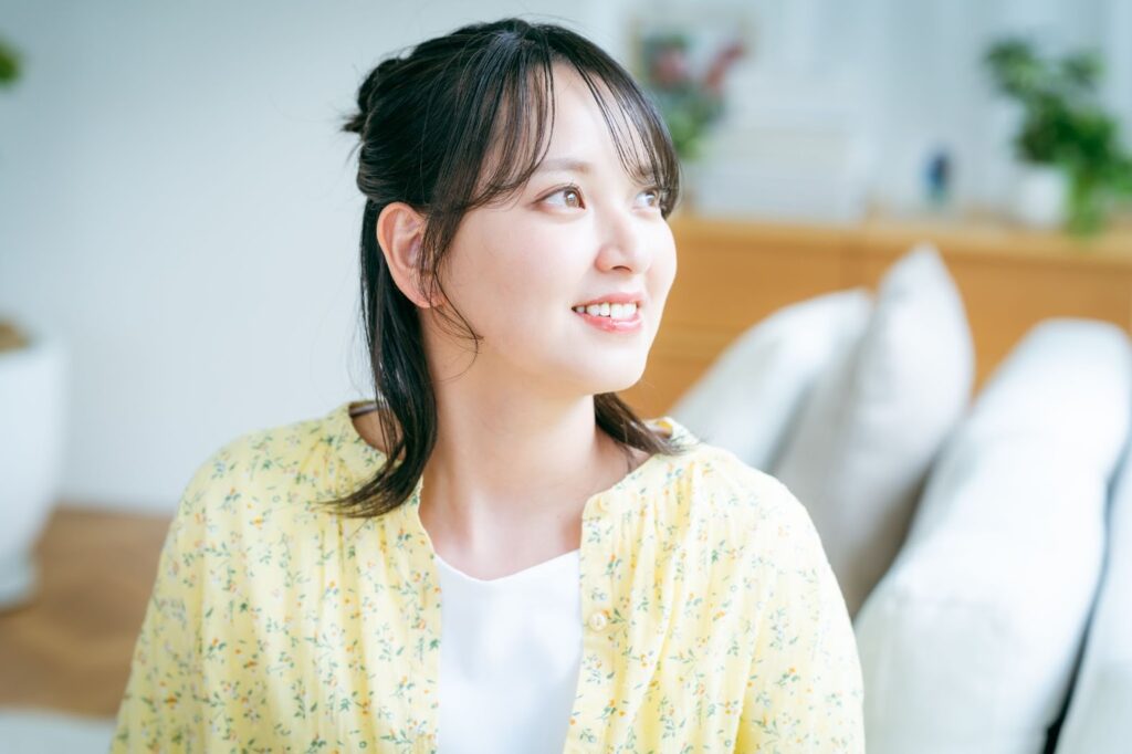 斜め方向を見ながら微笑む女性