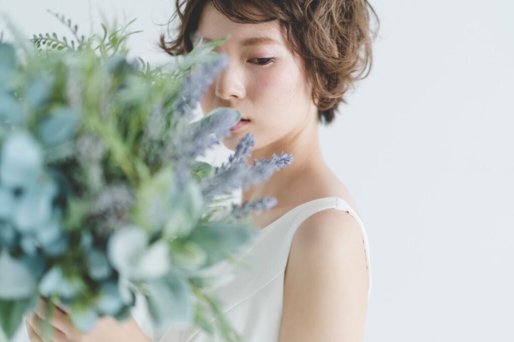 花束を持つ女性