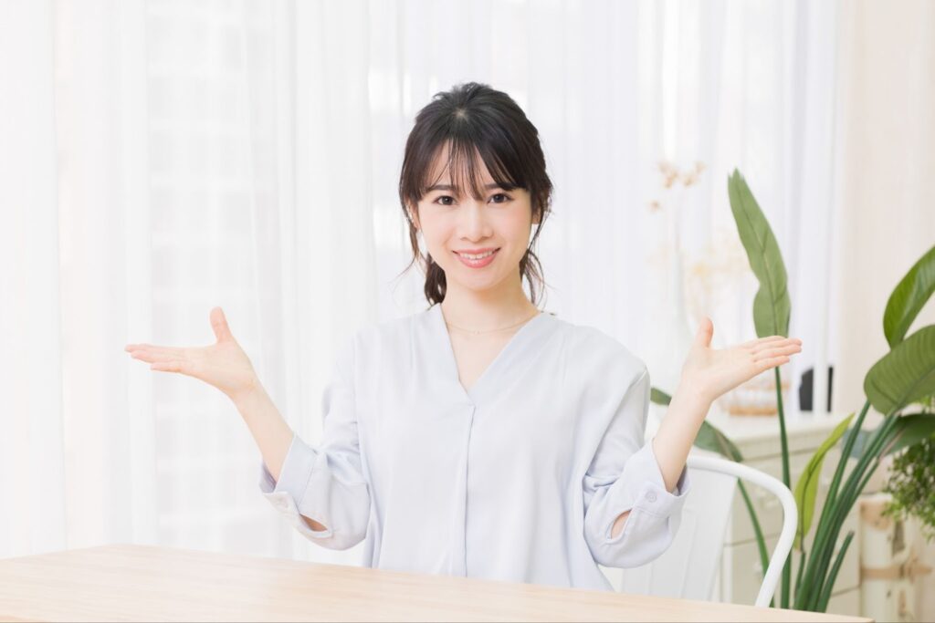 違いを比較する女性