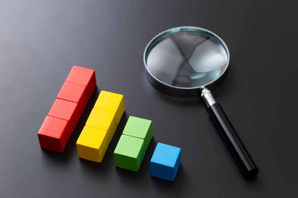 カラフルなブロックと虫眼鏡