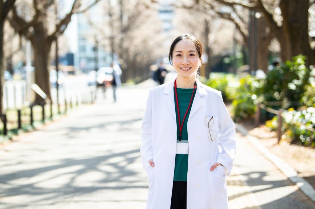 道端に立つ女性医師