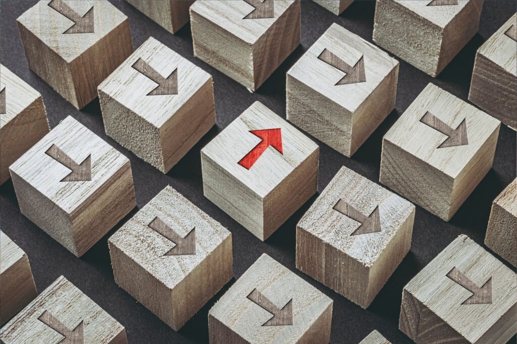 矢印が彫られた木のブロック