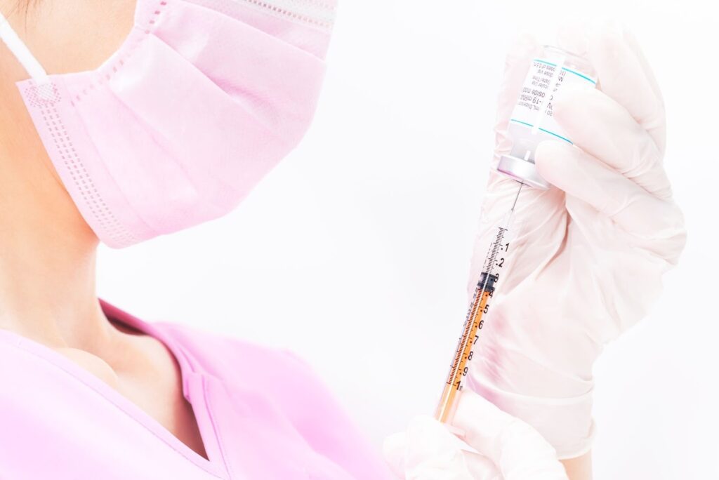 薬剤を注射器に移す医療スタッフ