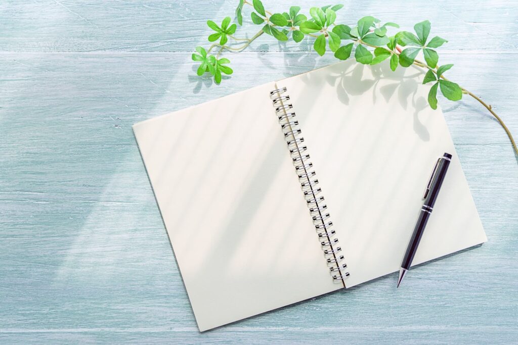 ノートとペンと植物
