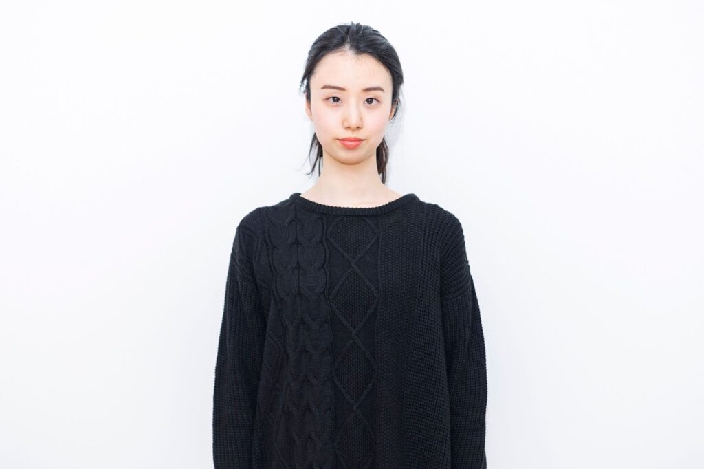 まっすぐ前を向く女性