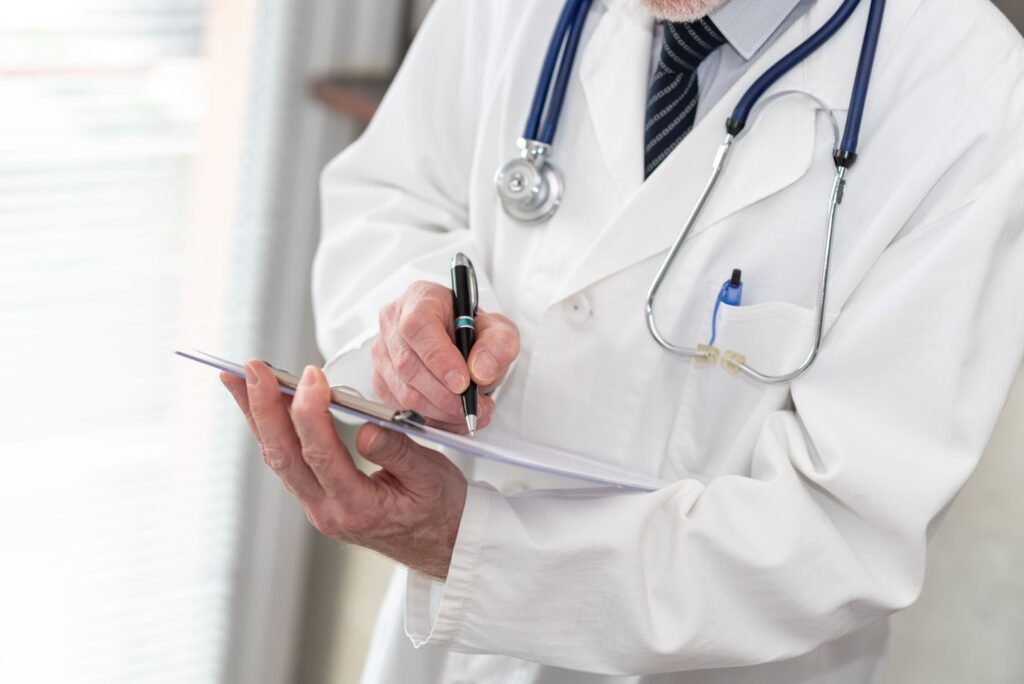 問診票にメモする医師