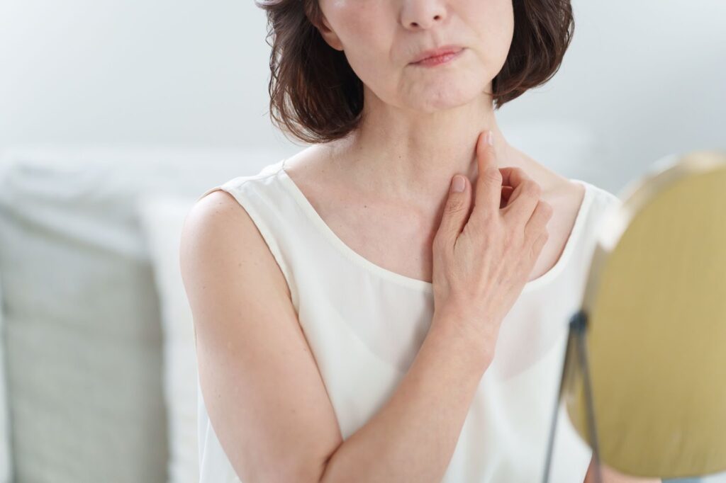 首元を見る女性