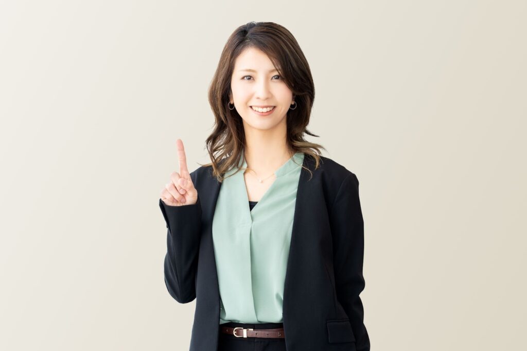 人差し指を立てる女性