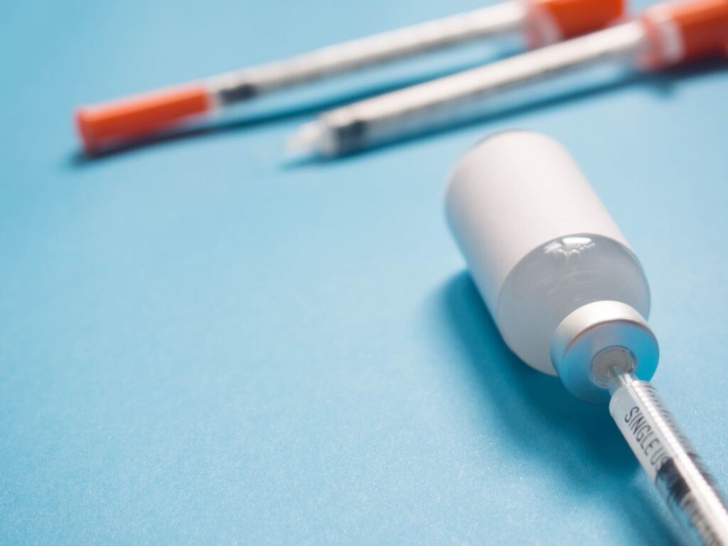 アンプルに刺した注射器