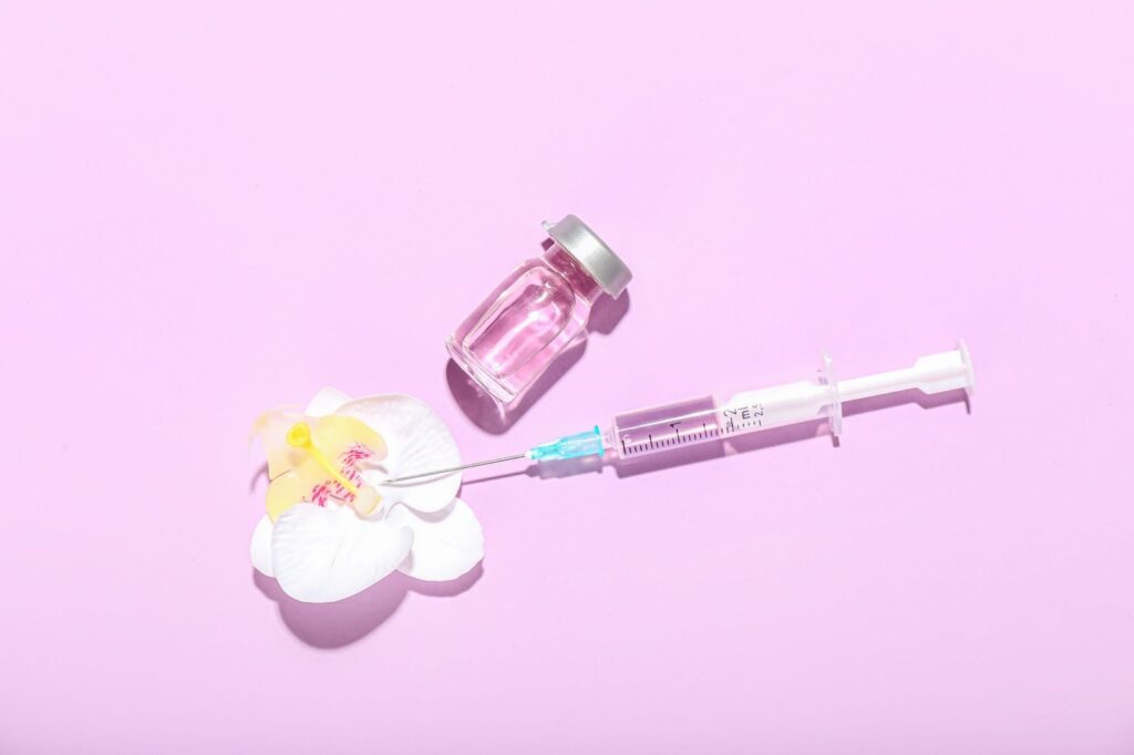 花と注射器とアンプル