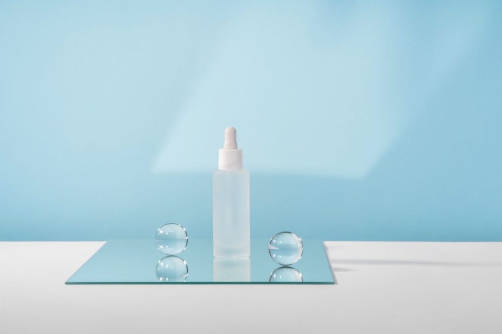 美容液とガラス玉