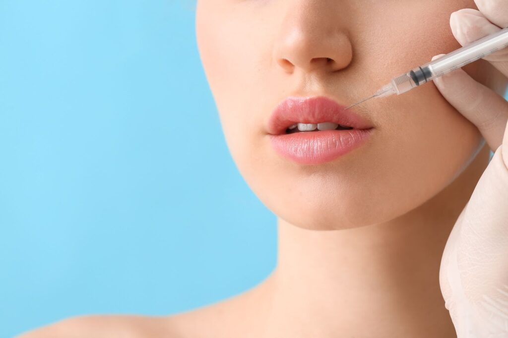 唇付近に美容注射を打つ女性
