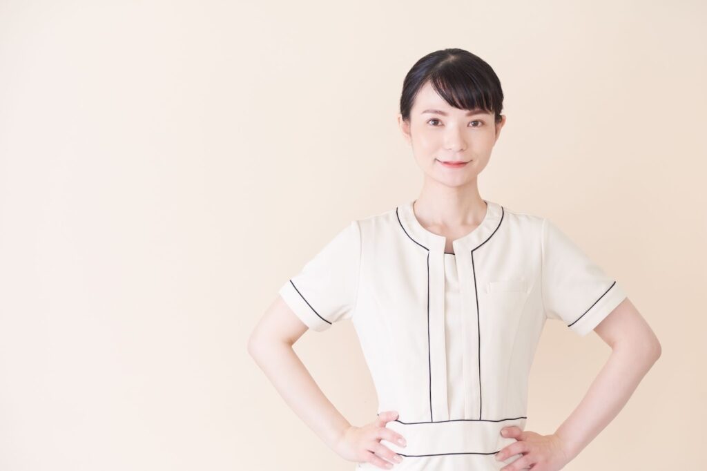 腰に手を当てて前を見る美容クリニックのスタッフ