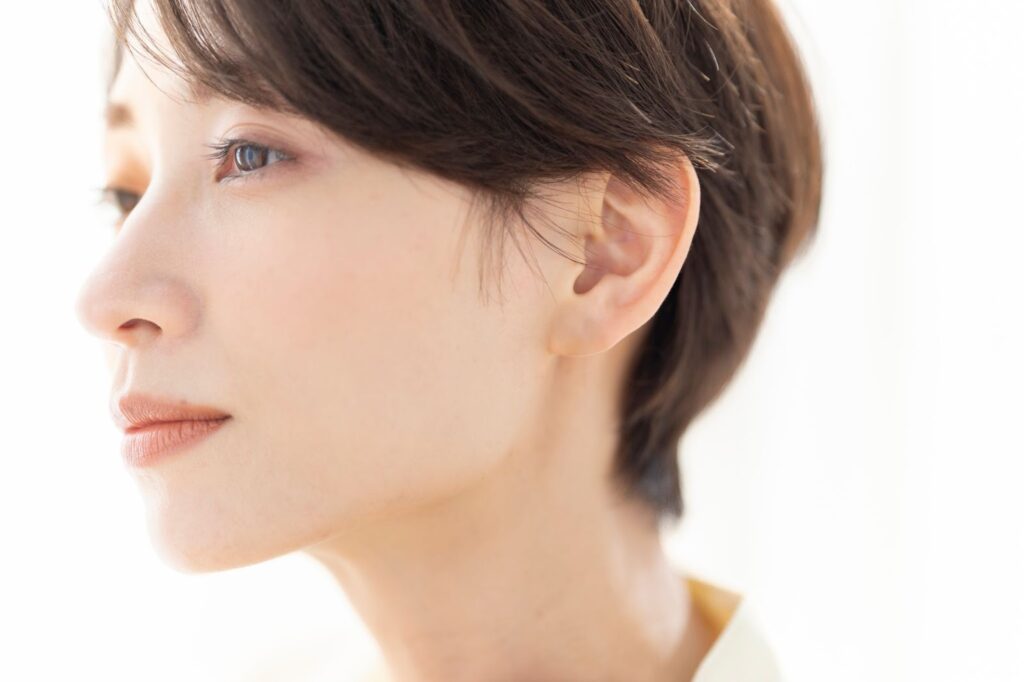 横を向いている日本人女性