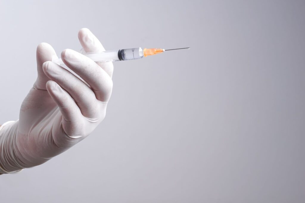 注射器を持つ手