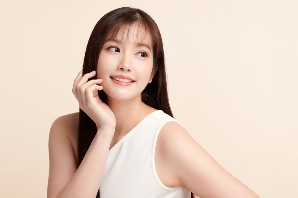 頬に手を添えて目線を横に向ける女性