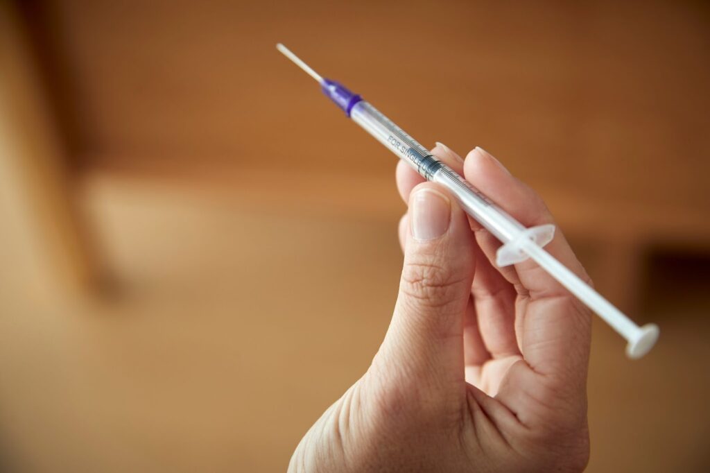 注射器を持つ手