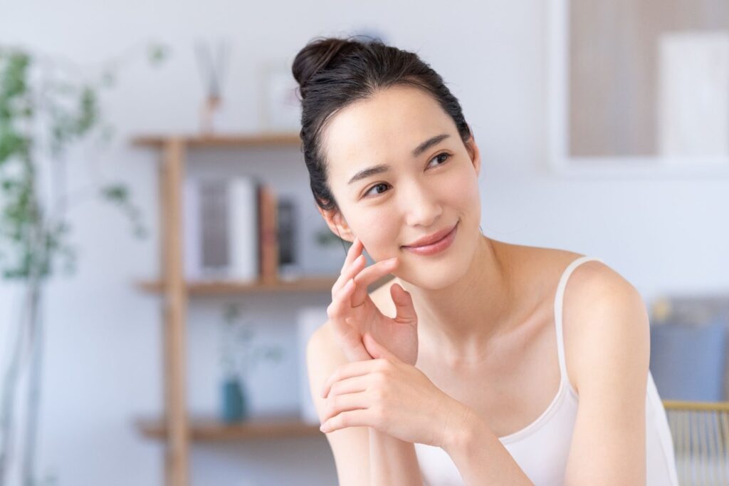 肌の調子を確かめる女性