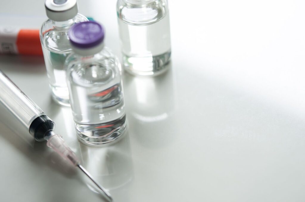 美容注射の薬剤が入った瓶と注射器