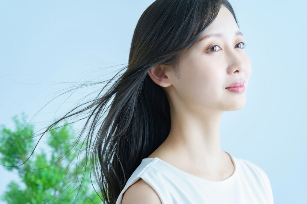 髪が風になびいている女性