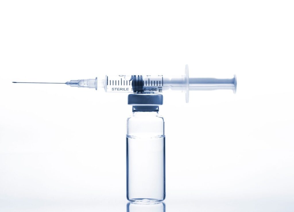 注射器とヒアルロン酸製剤のイメージ