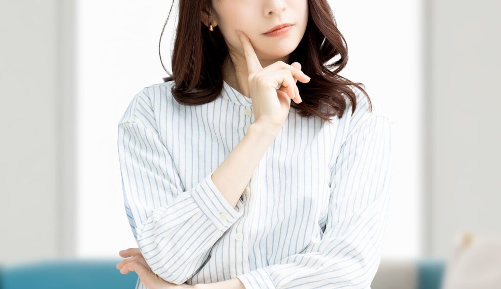 考え込む女性