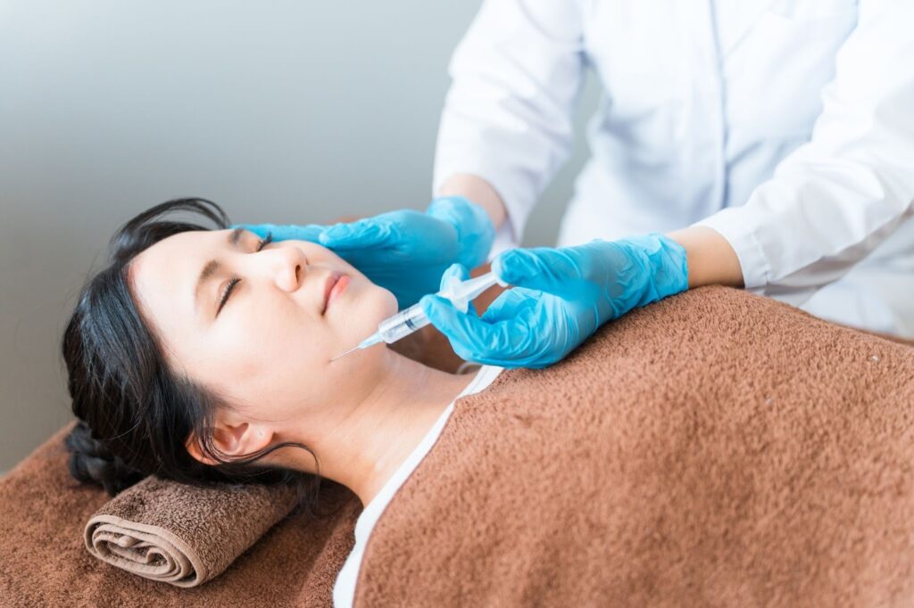 注入治療を受ける女性