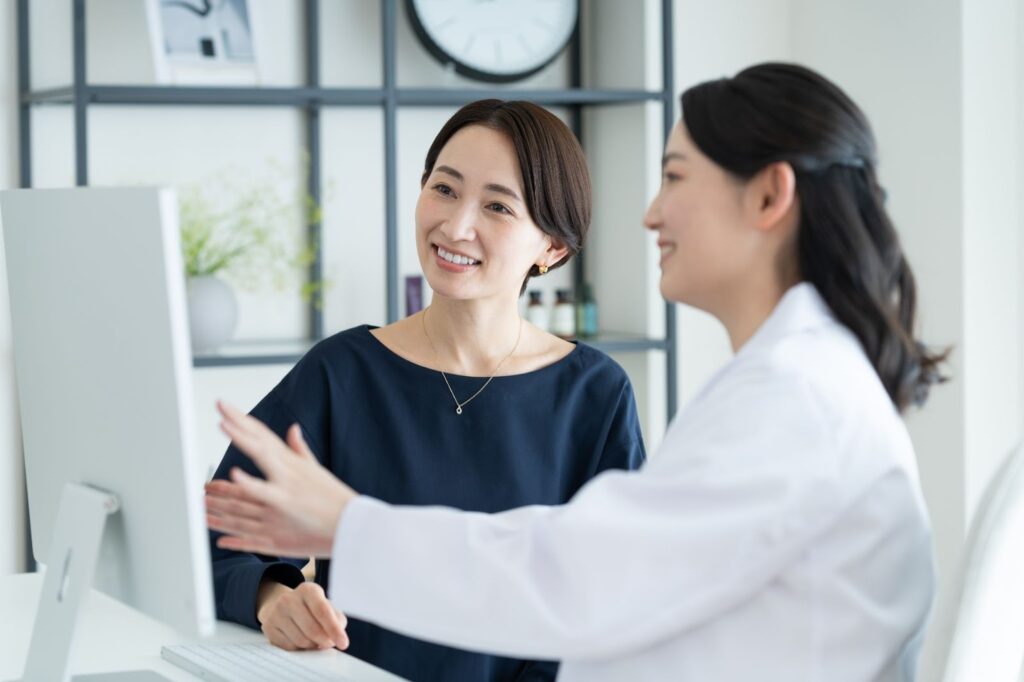 医師と相談する女性患者