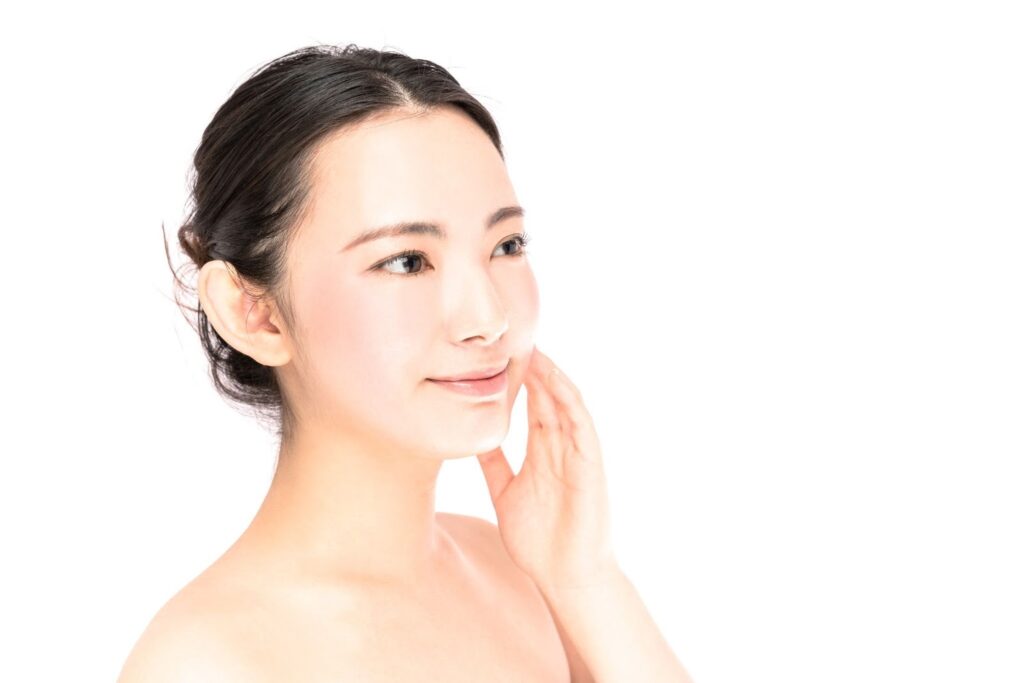 左頬に手を当てる女性