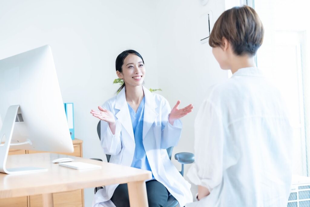 カウンセリングをする医師と患者