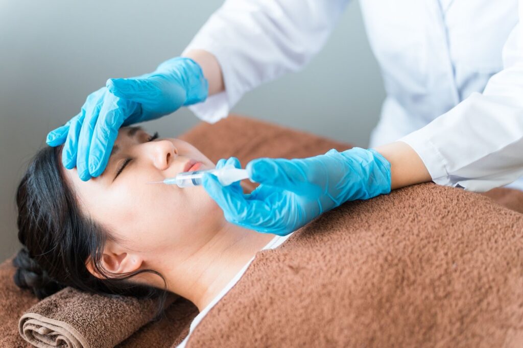 頬にヒアルロン酸注射を打つ女性