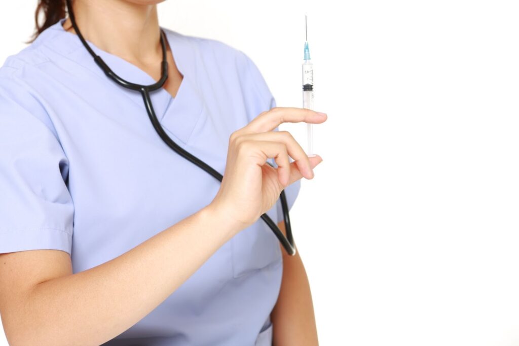注射器を持つ女性医療スタッフ