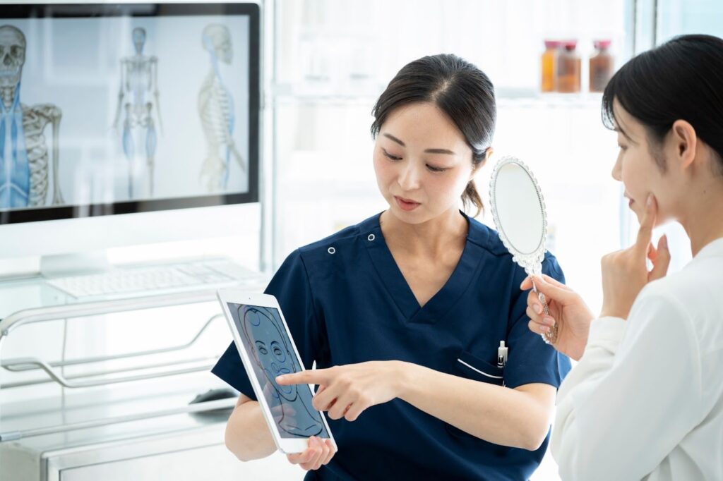 タブレットを使って患者に説明をする医師