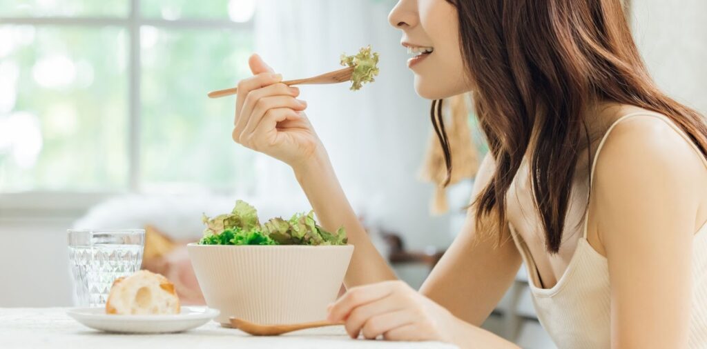 サラダを食べる女性