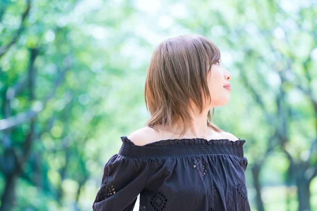 木々の中に佇む女性