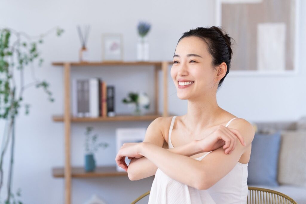 笑顔で腕を触る女性